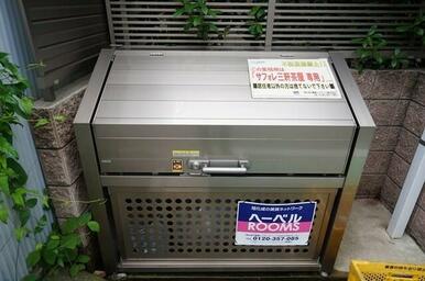 蓋つきのゴミ置き場。衛生的です♪