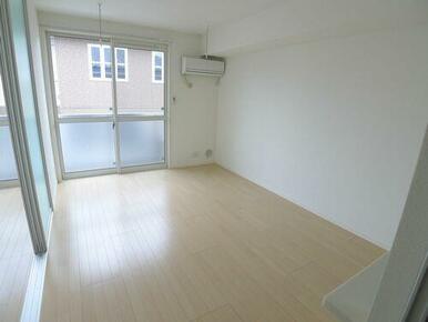 あると嬉しいエアコン付きの洋室は、雨天時などの洗濯物の室内干しや、花粉対策や防犯対策にも便利なホス…