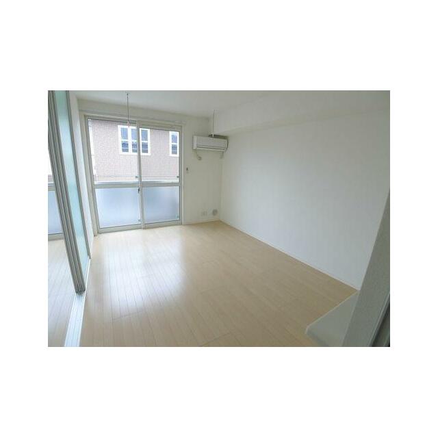 あると嬉しいエアコン付きの洋室は、雨天時などの洗濯物の室内干しや、花粉対策や防犯対策にも便利なホス…