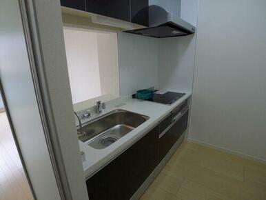 【キッチン】収納が充実しておりますので、キッチン周りをいつでも綺麗に保てます♪