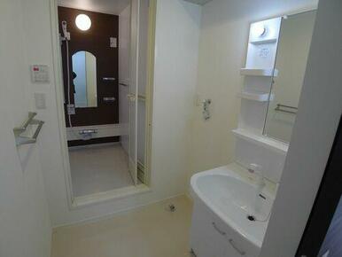 【洗面所】足を濡らさずに使える独立洗面化粧台です