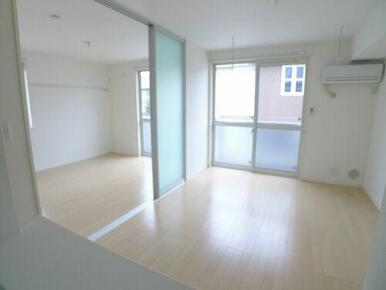 スライディングスクリーンでお部屋が仕切られており、開放することで広々です♪