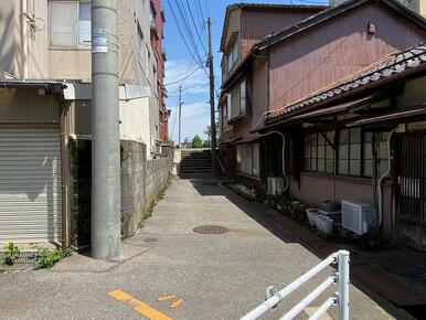 犀川へ続く横の道