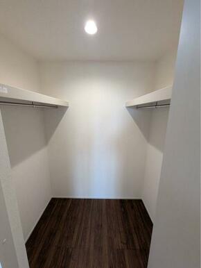 お洋服好きならコーディネートに悩むのも楽しみのひとつ（7号棟）