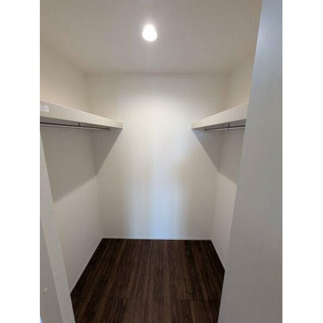 お洋服好きならコーディネートに悩むのも楽しみのひとつ（7号棟）