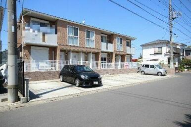 各階の玄関を１階に設けた重層長屋スタイル