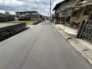 ゆとりのある前面道路で、車の出入りがしやすい環境。周辺は落ち着いた住宅街で、駐車のしやすさや住みやす