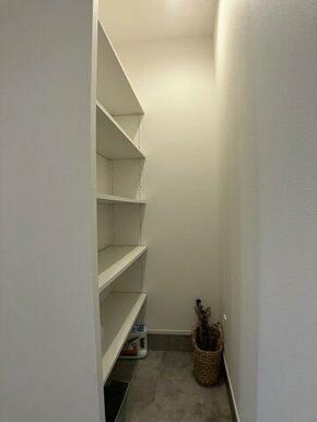 玄関横に別途収納有り♪