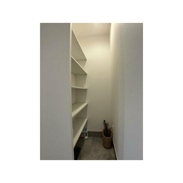 玄関横に別途収納有り♪