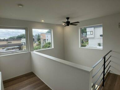 ２階ホールには吹抜けに面したフリースペースあり♪