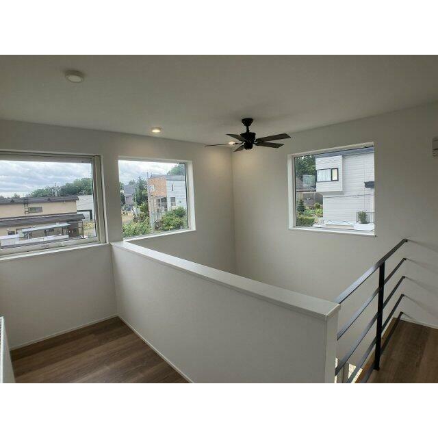 ２階ホールには吹抜けに面したフリースペースあり♪