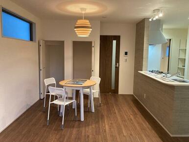 リビングはファッションを楽しむようにラグや家具とコーディネートしたい（10号棟）