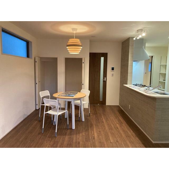 リビングはファッションを楽しむようにラグや家具とコーディネートしたい（10号棟）