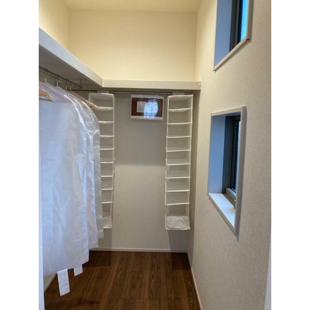 クローゼットや本棚、趣味の保管庫と自由に活用できる収納空間（10号棟）