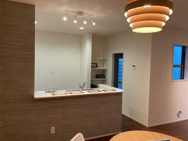 家具のデザインや配置でリビングの印象は大きく変わります。ぜひ自分の感性に合う空間を（10号棟）