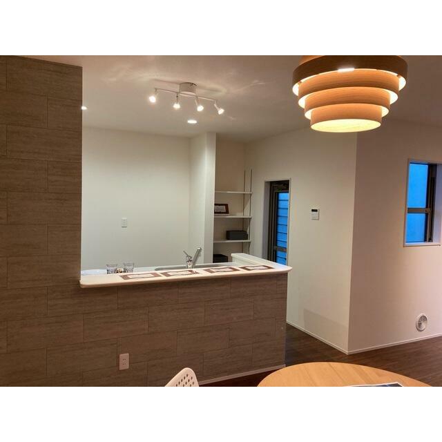 家具のデザインや配置でリビングの印象は大きく変わります。ぜひ自分の感性に合う空間を（10号棟）