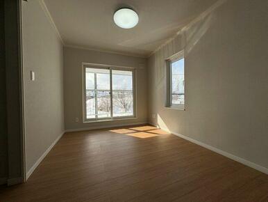 こちらの洋室にはバルコニーも設置されています♪