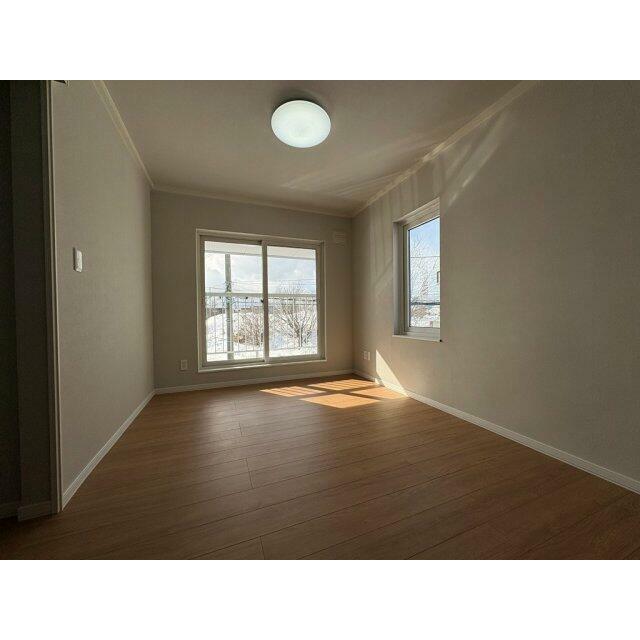 こちらの洋室にはバルコニーも設置されています♪