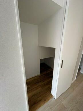 リビング横物置新設（階段下部分） 掃除用具や日常品を入れるミニパントリー代わりとしても重宝するかと思