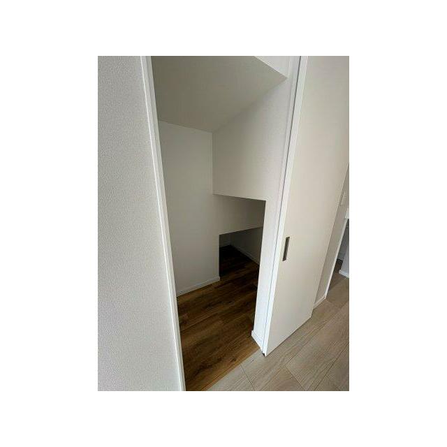 リビング横物置新設（階段下部分） 掃除用具や日常品を入れるミニパントリー代わりとしても重宝するかと思
