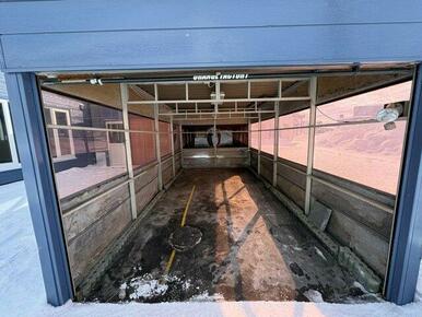 〇敷地内駐車スペース3台！建物横に駐車スペース2台、車庫部分1台※高さ制限約1.7ｍ