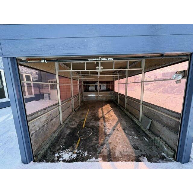 〇敷地内駐車スペース3台！建物横に駐車スペース2台、車庫部分1台※高さ制限約1.7ｍ