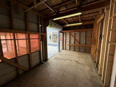 車庫横にシャッター付き倉庫ありますので、バイクや自転車も複数台屋内に駐輪可能です♪