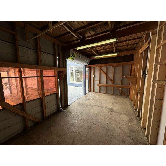 車庫横にシャッター付き倉庫ありますので、バイクや自転車も複数台屋内に駐輪可能です♪