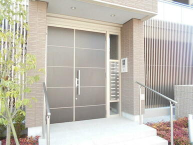 エントランス。安心のオートロック付き。