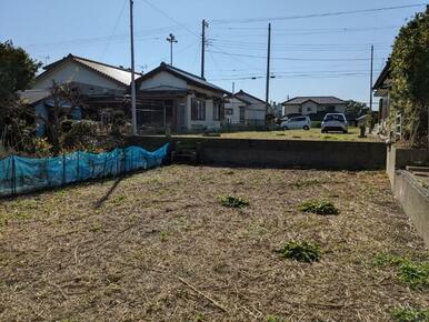 下の土地を奥右から見てみました