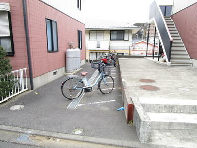自転車と原付バイク駐輪場です