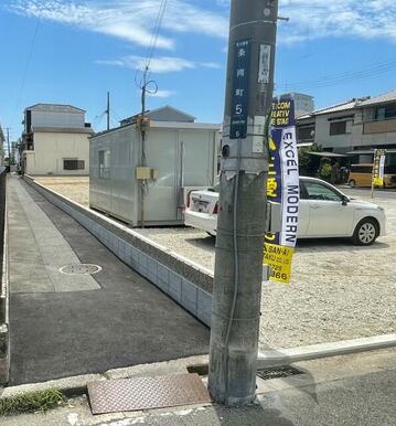 裏面が歩道につき２面採光可能