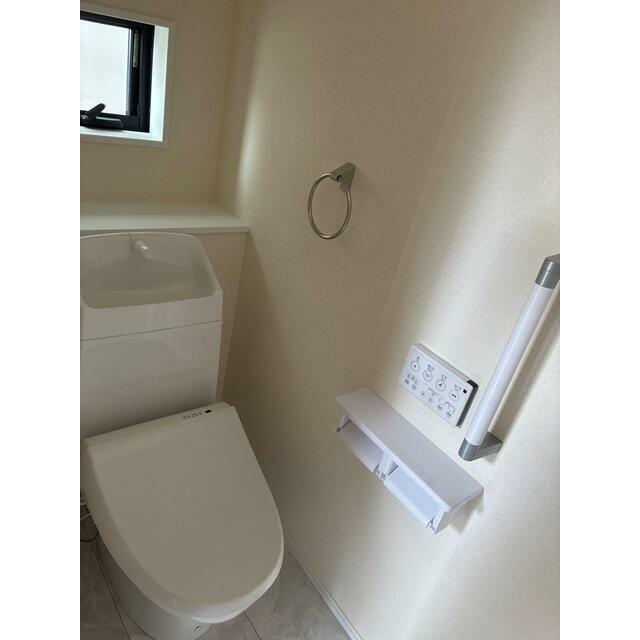 トイレでの転倒リスクを減らしてくれる手すり付き（2号棟）
