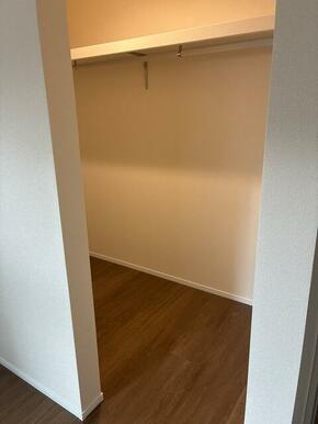 お洋服好きならコーディネートに悩むのも楽しみのひとつ（1号棟）