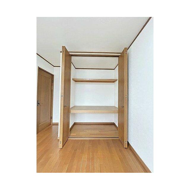 「洋室」２階北側約６帖洋室　収納の様子です
