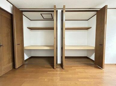「洋室」２階南西側約７．５帖洋室　収納の様子です