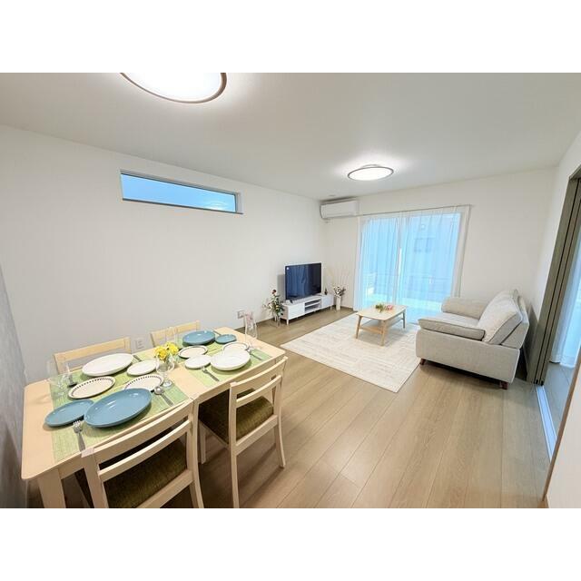 家具＆エアコン付き物件☆ 家具の配置やお部屋の広さを実際に確認できるので、入居後の生活をイメージしやすいのもポイントです♪ 新しい暮らしを具体的に思い描きながら、室内をご覧いただけます。