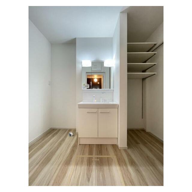 余裕のある洗面脱衣スペース！脱衣所が広いので小さなお子様の入浴準備や着替えもしやすい＾＾