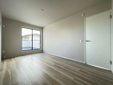 お部屋からバルコニーに出られるので洗濯物や布団などをすぐ干せ取込みも楽にできます！