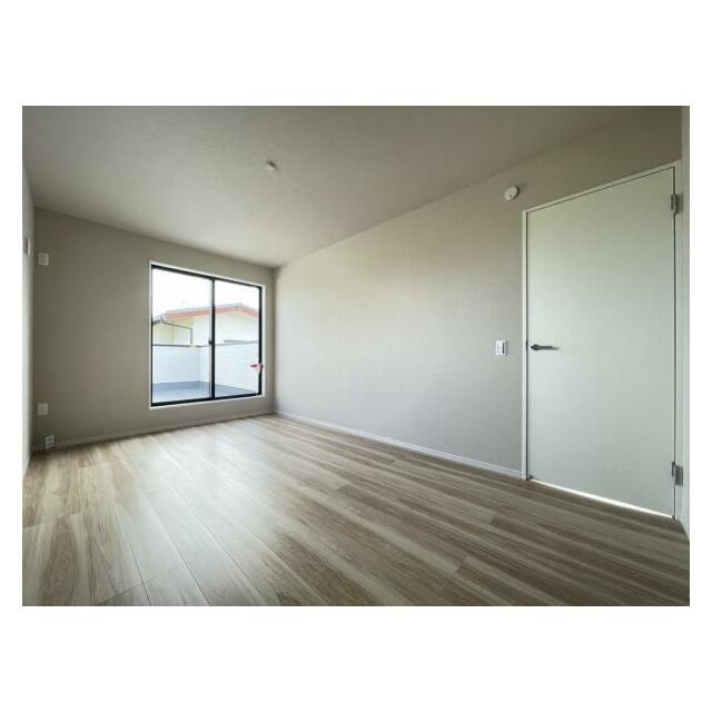 お部屋からバルコニーに出られるので洗濯物や布団などをすぐ干せ取込みも楽にできます！