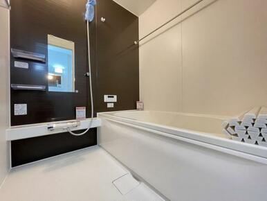 ゆったりと浸かれる1坪風呂を採用！1日の疲れを癒してくれる浴室は窓のある開放的な空間＾＾