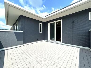 主寝室から直接アクセスできるルーフバルコニーは、開放感たっぷりのプライベート空間。南側に広がるゆとりある広さで、夏にはご家族でBBQを楽しんだり、ちょっとしたアウトドア気分も味わえます♪