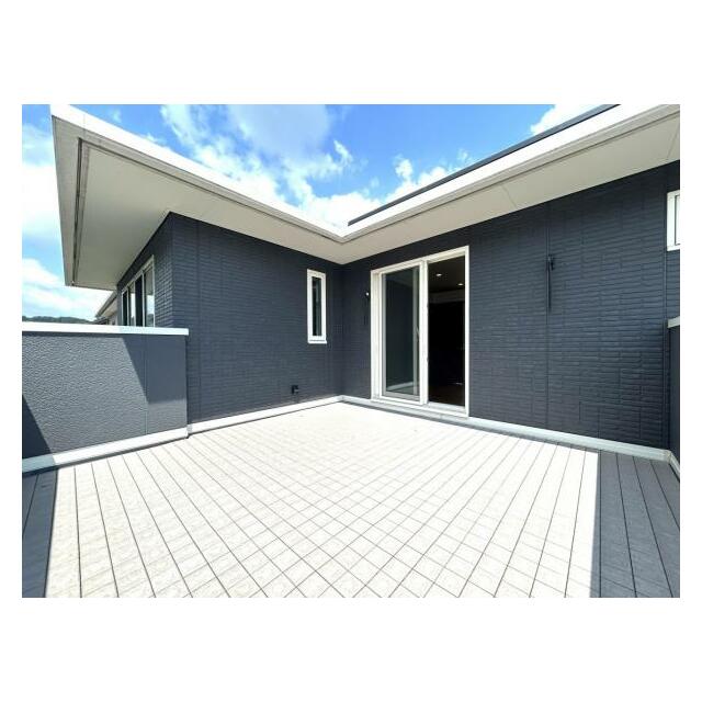 主寝室から直接アクセスできるルーフバルコニーは、開放感たっぷりのプライベート空間。南側に広がるゆとりある広さで、夏にはご家族でBBQを楽しんだり、ちょっとしたアウトドア気分も味わえます♪