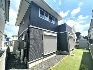 【外観別角度】南側には人工芝が敷かれたお庭が広がり、立水栓も完備。夏にはお子さまとビニールプールで遊んだり、ちょっとした水遊びも楽しめる、家族の笑顔があふれるスペースです♪