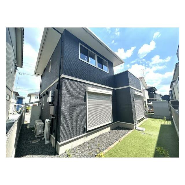 【外観別角度】南側には人工芝が敷かれたお庭が広がり、立水栓も完備。夏にはお子さまとビニールプールで遊んだり、ちょっとした水遊びも楽しめる、家族の笑顔があふれるスペースです♪