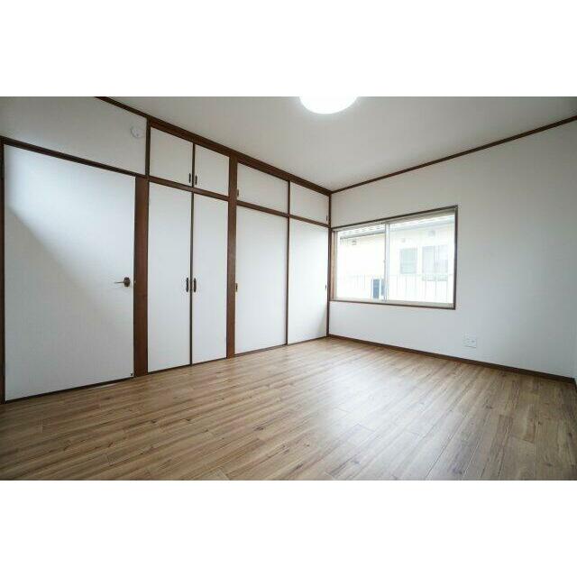 2階6帖洋室。クロス・床の張替を行いました。