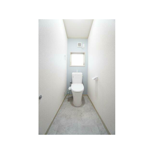 トイレも新品に交換！クロス・床の張替えも行い、清潔感のあるスッキリとした空間に♪