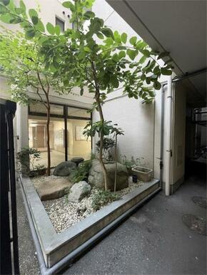 エントランスから見えるエントランスガーデン♪