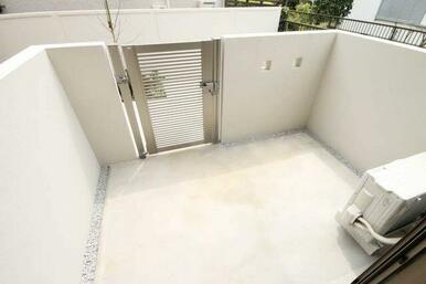 【専用庭】１階のお部屋に限り専用庭になってます。こちらにご自身の自転車等置くことが出来ます！