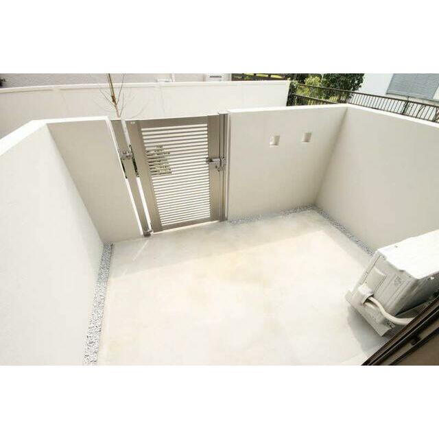 【専用庭】１階のお部屋に限り専用庭になってます。こちらにご自身の自転車等置くことが出来ます！